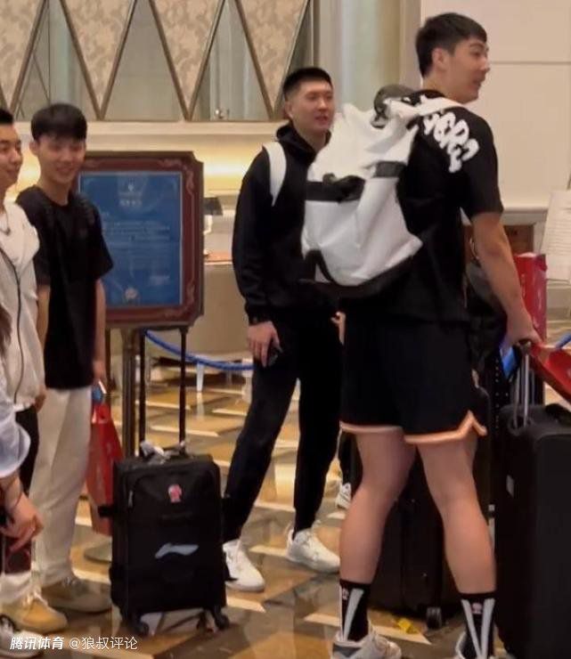 美女脱衣服被打屁股